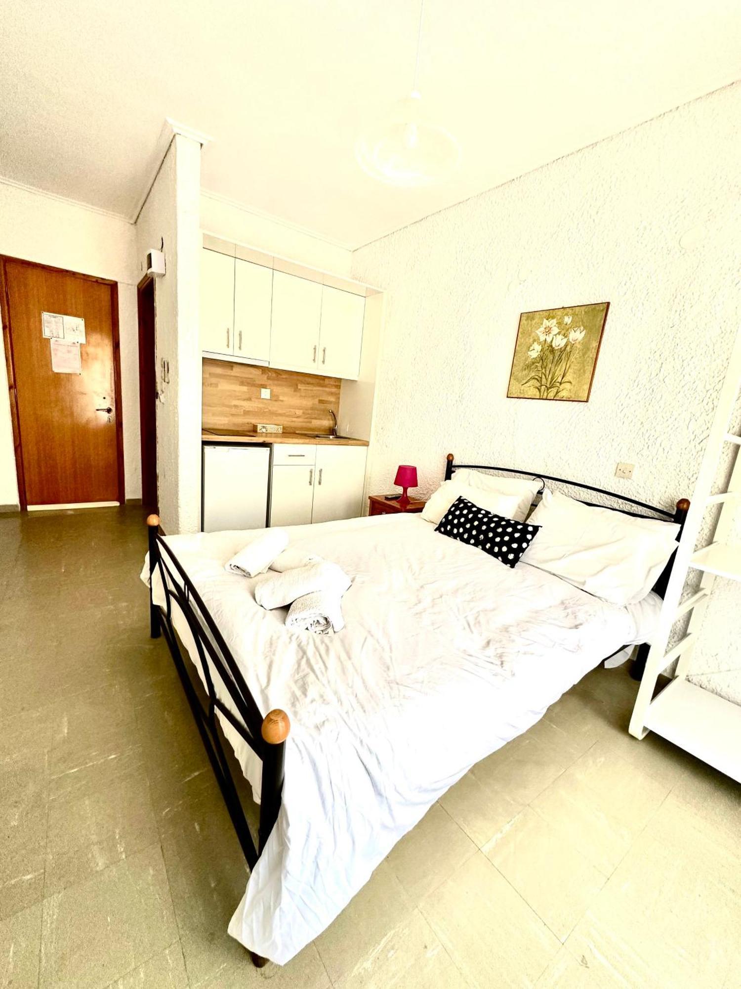 Katerina apartments Neos Pirgos Ruang foto